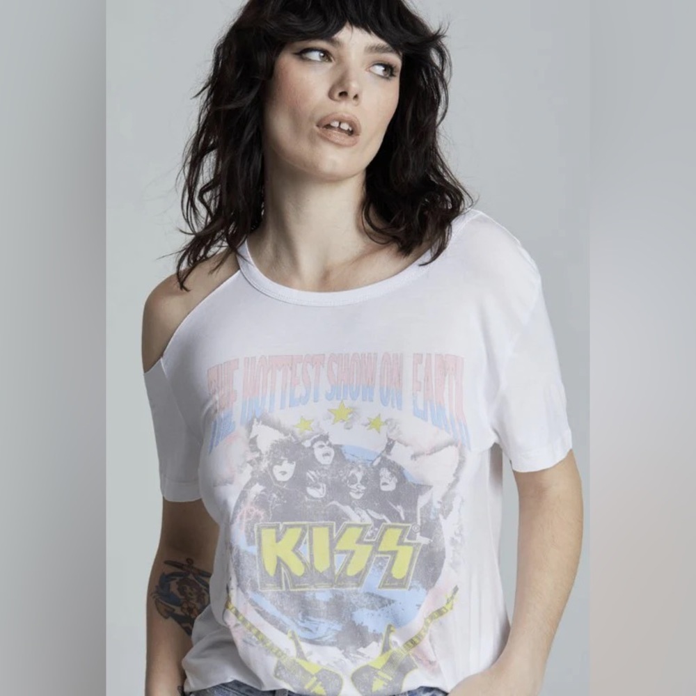 NWT KISS THE HOTTEST SHOW ON EARTH COLD SHOULDER BAND TEE
